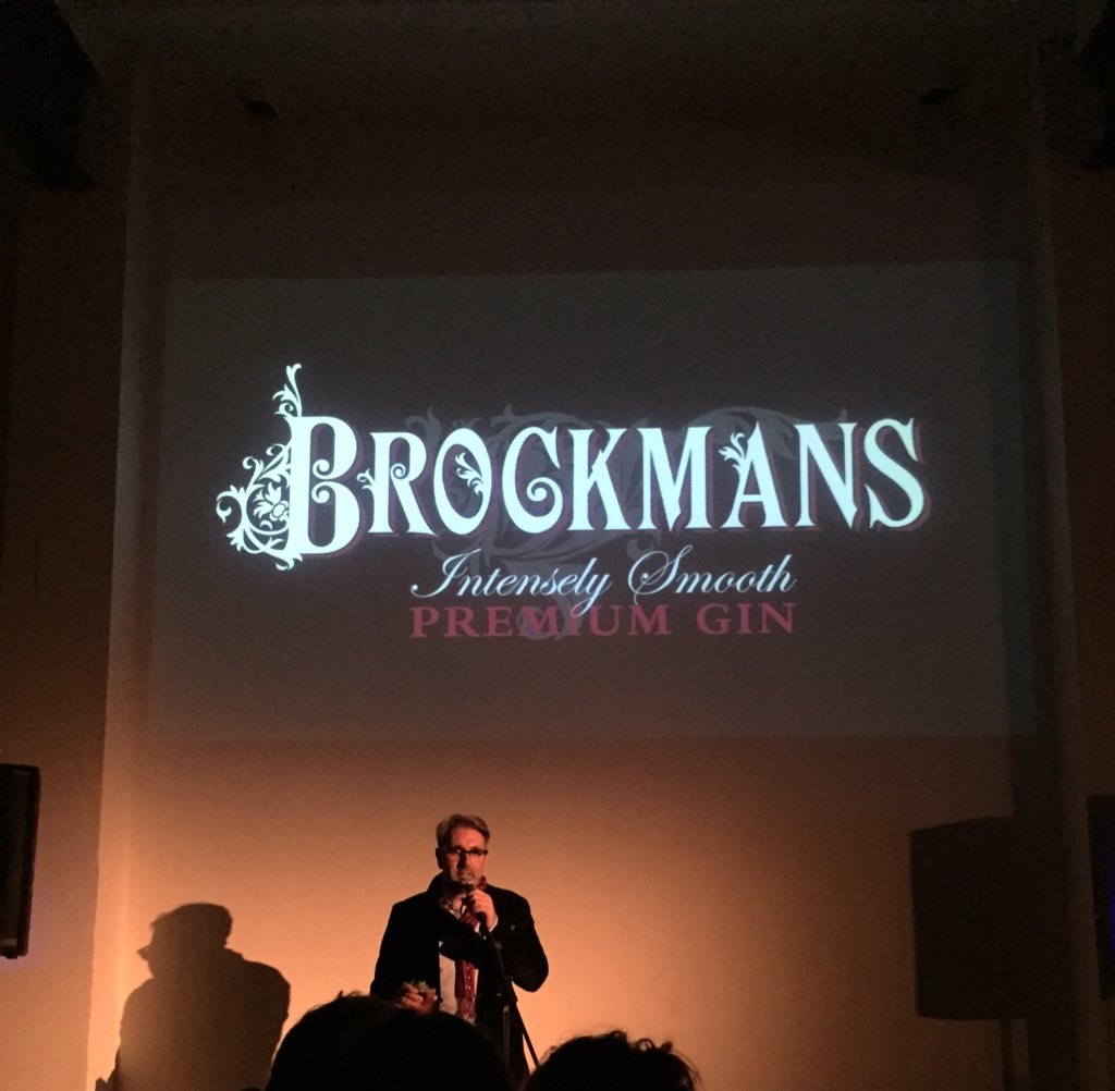 Robert McArdle, Country Manager de Brockmans Gin, presentando a los directores de los tres Art Films 