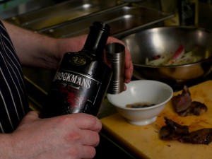 Chef Impey preparando vinagreta Brockmans.