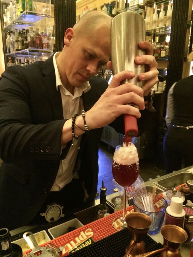 Alex Canol, Head Bartender del Hotel Only You Boutique
